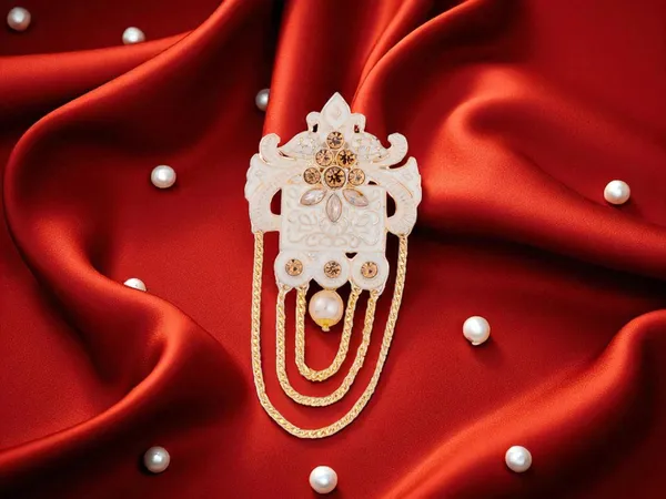 Elegant_Groom_Brooch_With_Stone_Detailing