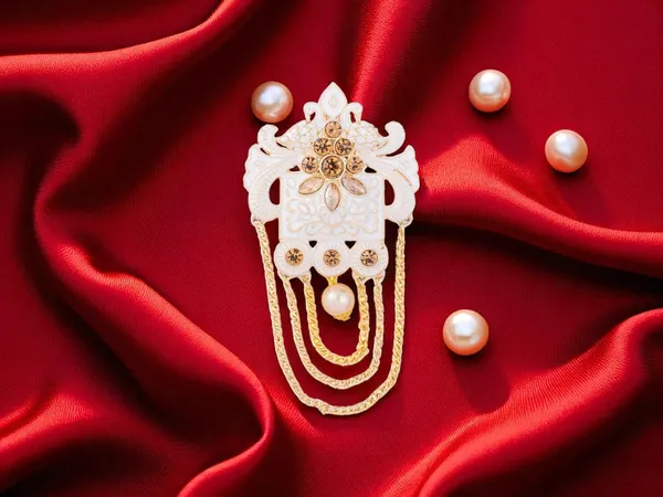 Elegant_Groom_Brooch_With_Stone_Detailing