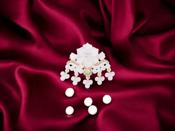 Floral_Groom's_Brooch_With_Beaded_Danglers