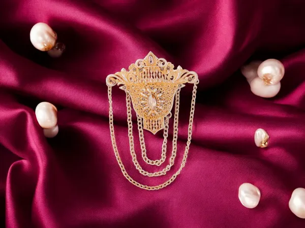 Elegant_Groom's_Brooch_With_Chain_Detailing