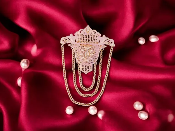 Elegant_Groom's_Brooch_With_Chain_Detailing