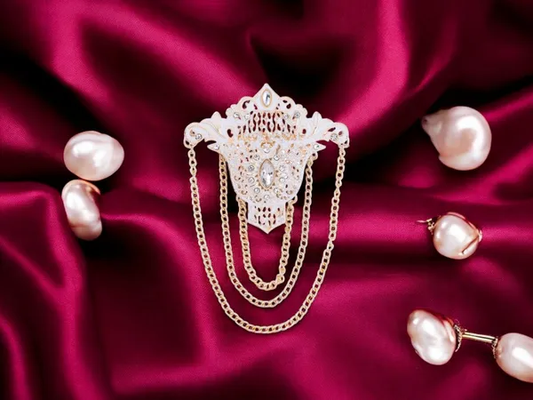Elegant_Groom's_Brooch_With_Chain_Detailing