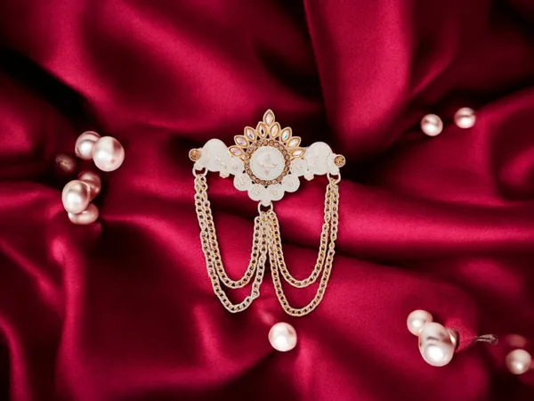Elegant_Groom_Brooch_With_Chain