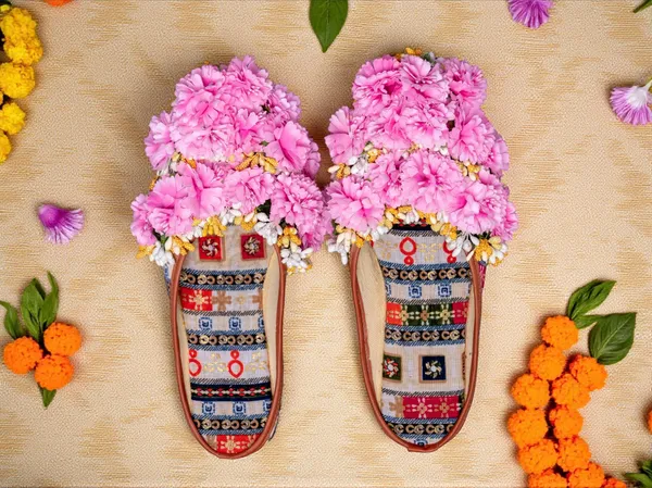 Gulabi_Leher_Floral_Juti_Pink_Petal_Charm