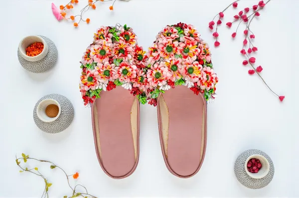 Gulzar_Blooms_Juti_Peach_&_Petals_Edition