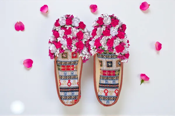 Rang_Rooh_Floral_Juti_Pink_&_White_Bloom