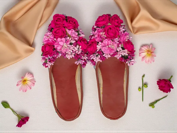 Gulaabi_Nazar_Bold_Bridal_Floral_Juti