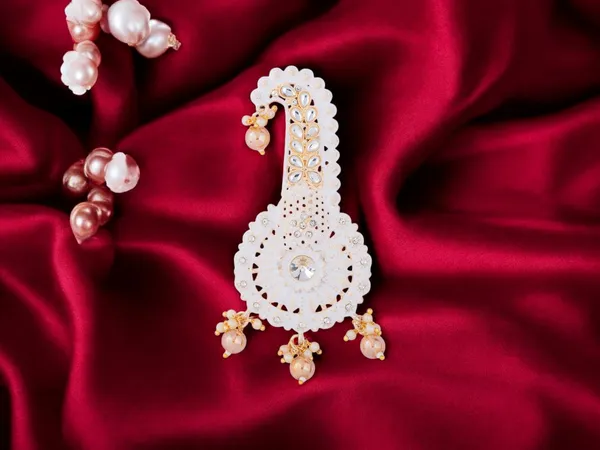 Elegant_Groom_Kalgi_With_Stone_Embellishments