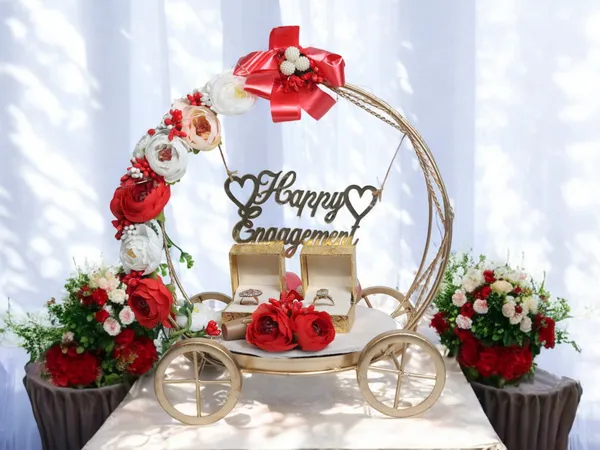 Scarlet_Romance_Engagement_Ring_Platter