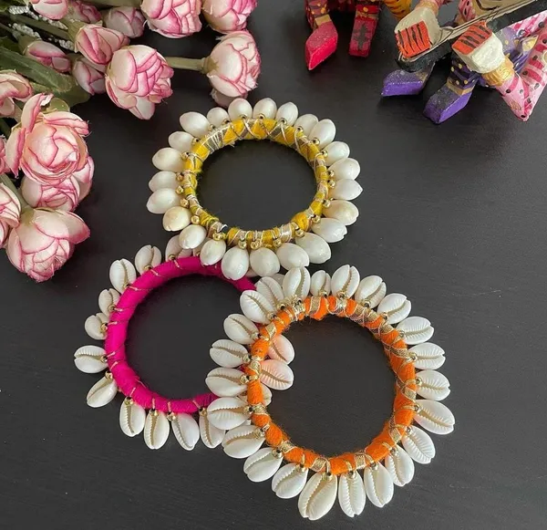 Pack_Of_5_Multicolour_Cowrie_Shell_And_Silk_Thread_Premium_&_Elegant_Bangles
