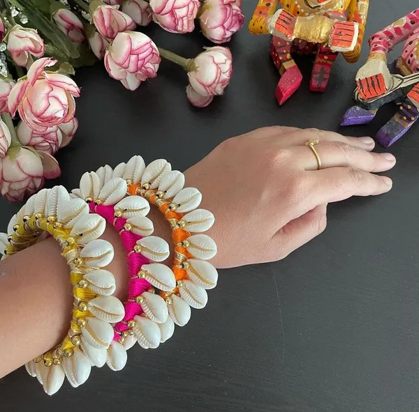 Pack_Of_5_Multicolour_Cowrie_Shell_And_Silk_Thread_Premium_&_Elegant_Bangles