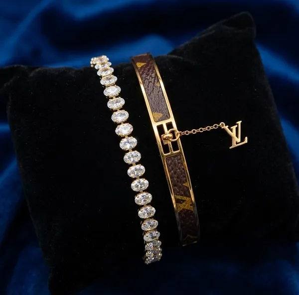 ICONIC_BRACELET_STACK