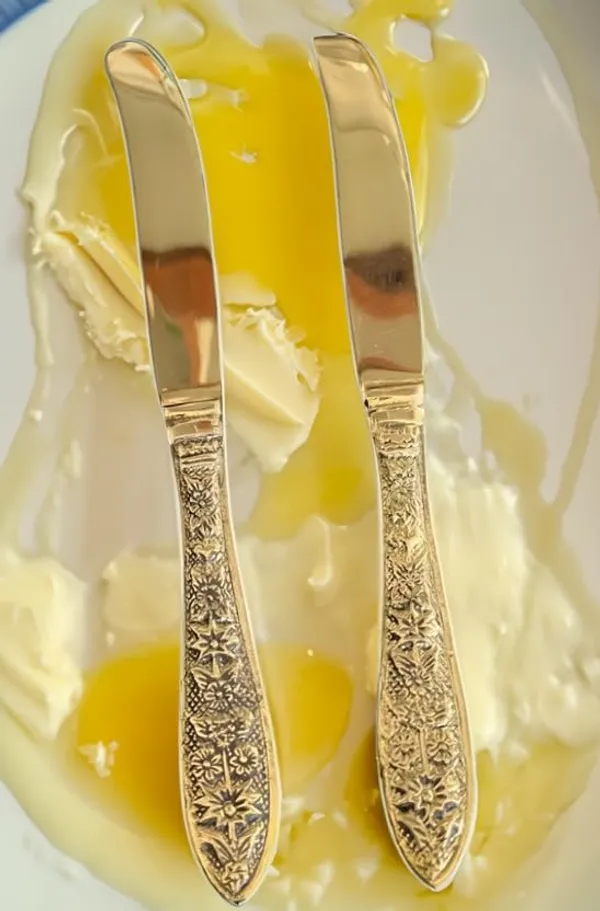 Golden_Brass_Table_Knife_For_Slicing,_Spreading_(Set_Of_2)