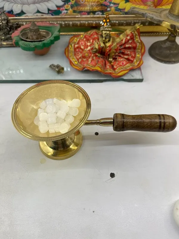 Golden_Brass_Pooja_Aarti_Diya,_Camphor_Burner,_Jhuna_Dani_Dhoobakkal_Arthi_Holder