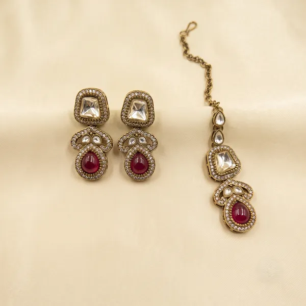 Bridal_Kundan_Choker_Necklace_Set_with_Matching_Drop_Earrings_and_Maang_Tikka
