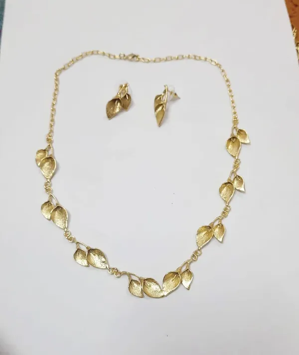 Gold_Platting_-_Brass_-_Leaf_Necklace_with_Studs
