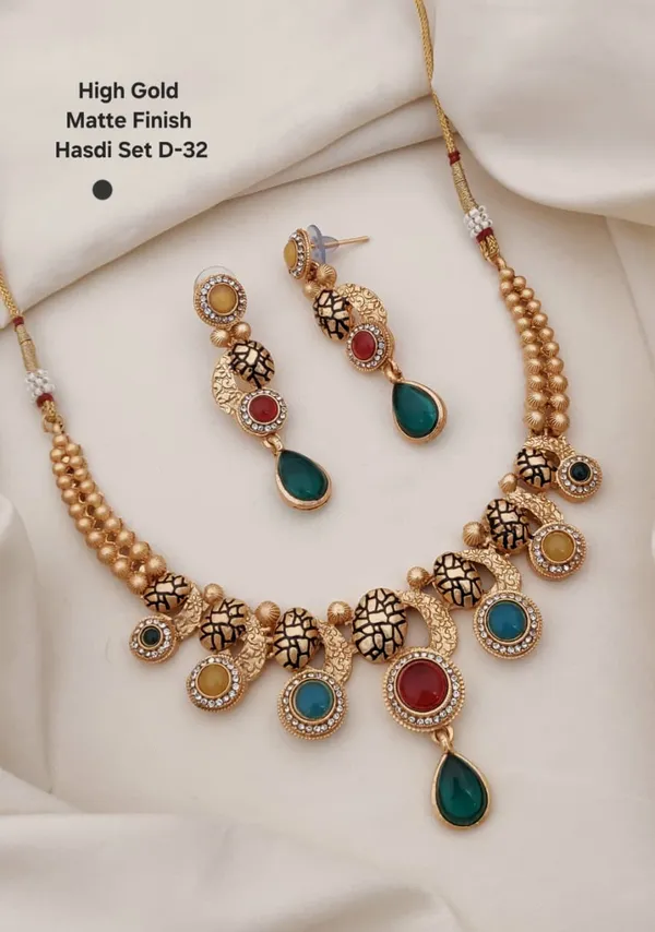 High_Gold_Matte_Finish_Hasdi_Set_with_Earrings