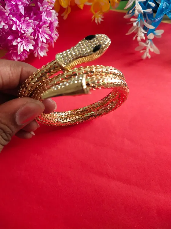 Stone_Studded_Snake_Textured_Bracelet