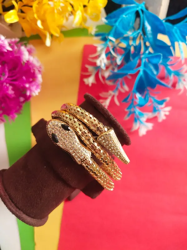 Stone_Studded_Snake_Textured_Bracelet