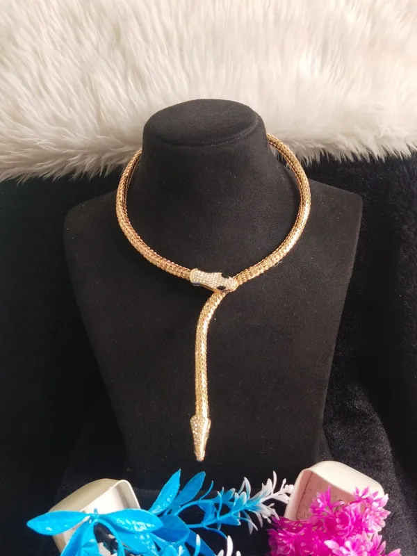 Stone_Studded_Snake_Textured_with_Magnetic_Closure_necklace