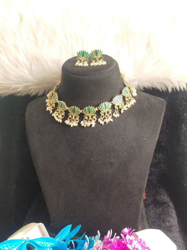 9_Lotus_Temple_Motif_Necklace_Set_with_earrings_-_Green