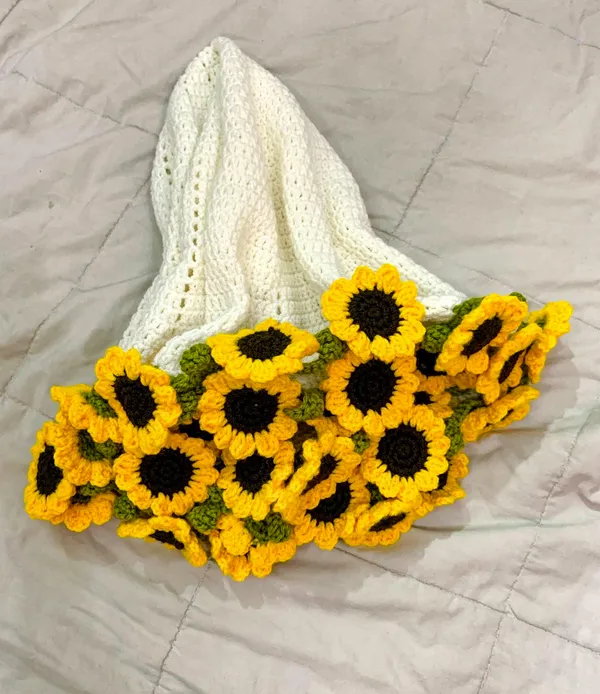 White_With_Yellow_Sun_Flower_Handmade_Premium_Quality_Crochet_Blanket_And_Bouquet(Sunflower)