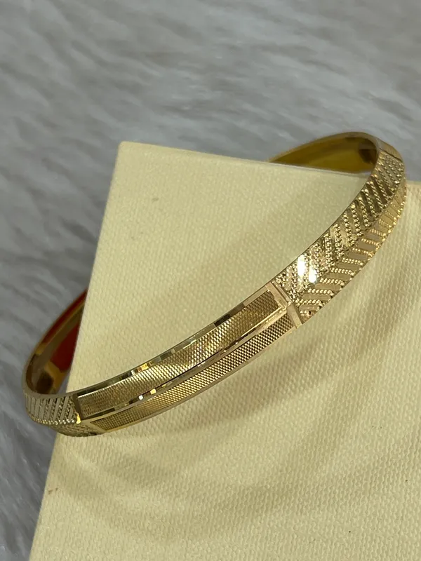Gold_Plated_Beautifully_Etched_Broad_Kada_for_Men_(500_mg_Gold)