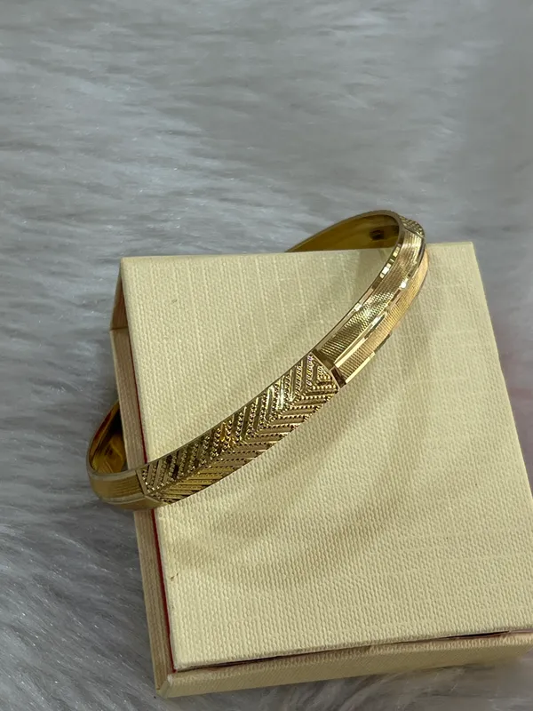 Gold_Plated_Beautifully_Etched_Broad_Kada_for_Men_(500_mg_Gold)