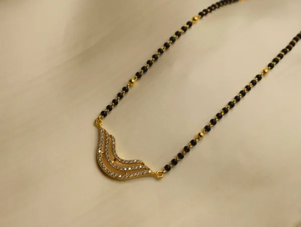 Gold_Plated_Short_Single-Strand_Classic_Mangalsutra_For_Women_(200_mg_Gold)