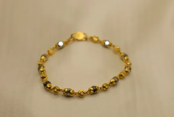Gold_Plated_Black_Bead_Protection_Bracelet_For_Baby_(300_mg_Gold)