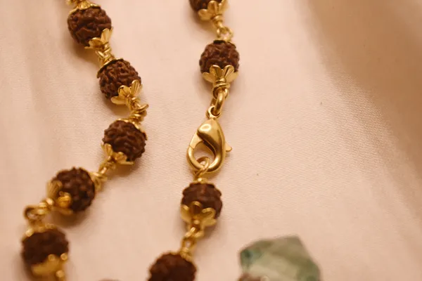 Gold_Plated_Divine_Shield_Rudraksh_Bracelet_For_Men_(100_mg_Gold)
