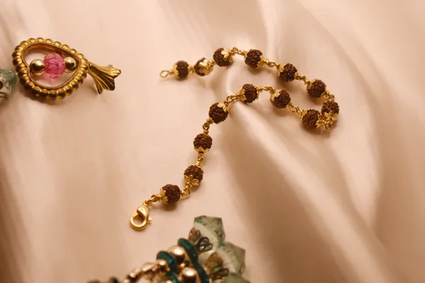 Gold_Plated_Divine_Shield_Rudraksh_Bracelet_For_Men_(100_mg_Gold)