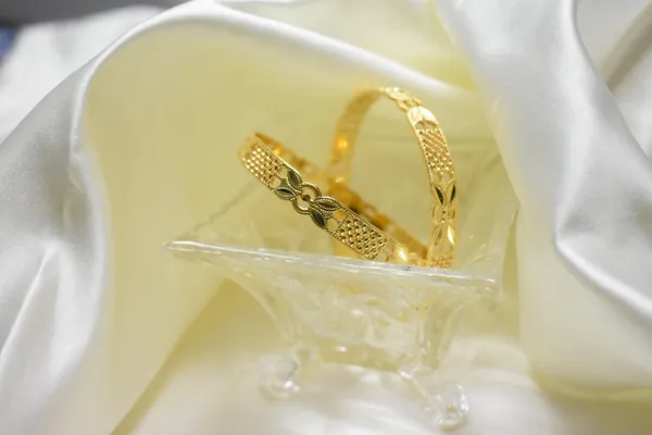 Gold_Plated_Floral_Engraved_Design_Bangle_For_Women_(400_mg_Gold)
