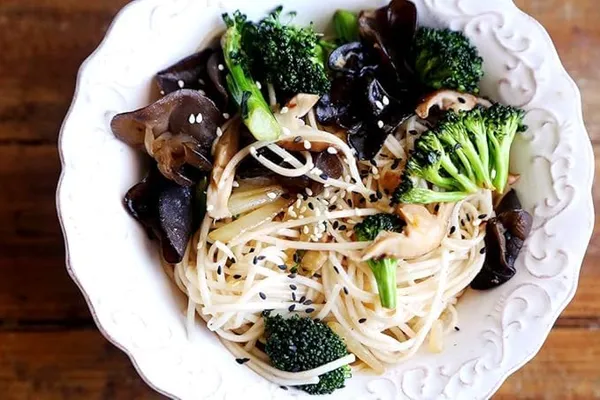 Premium_Black_Fungus,_Dried_Wood_Ear_Mushroom,_Natural_Dried_Mushrooms_For_Cooking_And_Mushroom_For_Soup,_Stir_Fries_And_Asian_Cooking_100_G_Pack_Of_1