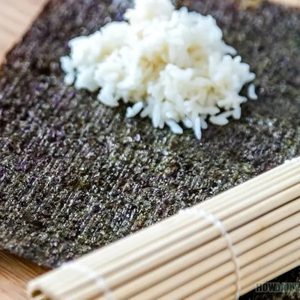 Premium_Roasted_Nori_Seaweed_Sheets,_Dark_Green,_Dried_Red_Algae,_Japanese_Style,_For_Sushi_Making,_Onigiri,_Garnish_56_G_And_20_Nori_Sheets_Pack_Of_1