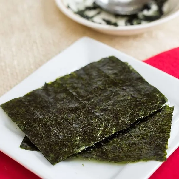 Premium_Roasted_Nori_Seaweed_Sheets,_Dark_Green,_Dried_Red_Algae,_Japanese_Style,_For_Sushi_Making,_Onigiri,_Garnish_56_G_And_20_Nori_Sheets_Pack_Of_1