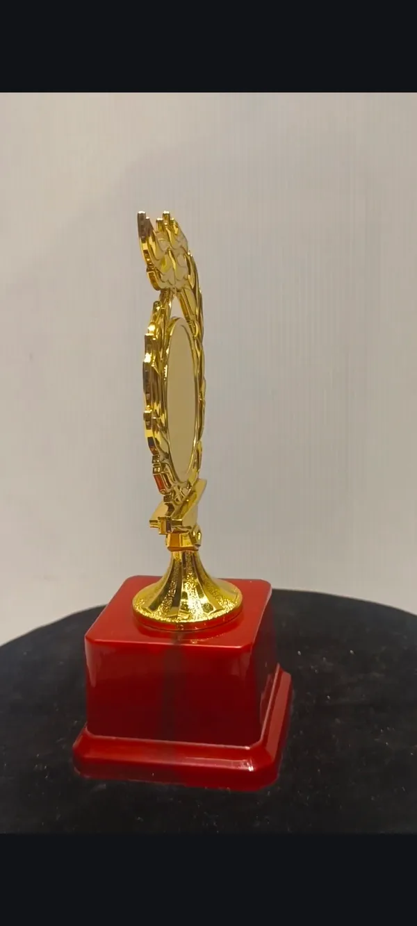 Golden_Plastic_Trophy_For_Corporate_Award_,_Sports_Trophy