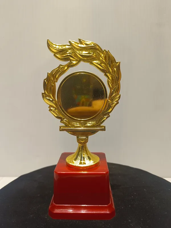 Golden_Plastic_Trophy_For_Corporate_Award_,_Sports_Trophy