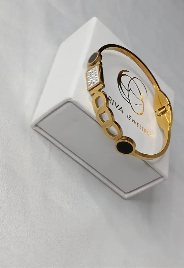 Luxe_Charm_Geometric_Bracelet
