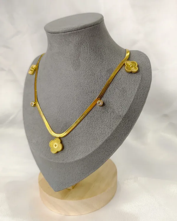 Anti-Tarnish_Anti-Tarnish_Gold_Flower_Pendant_(Stainless_Steel)