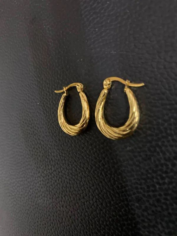 Golden_Twirl_Hoop_Earrings
