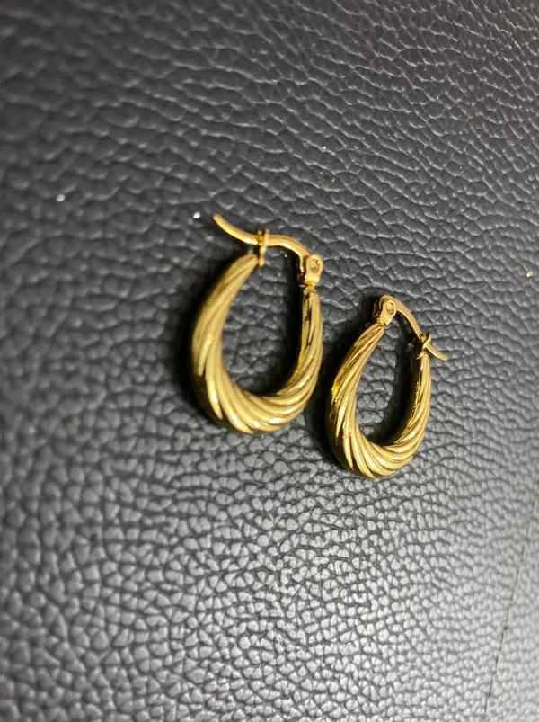 Golden_Twirl_Hoop_Earrings