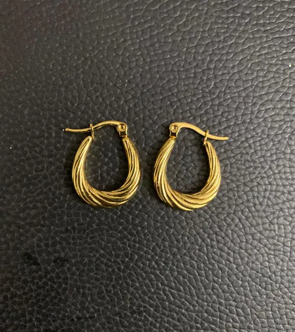 Golden_Twirl_Hoop_Earrings