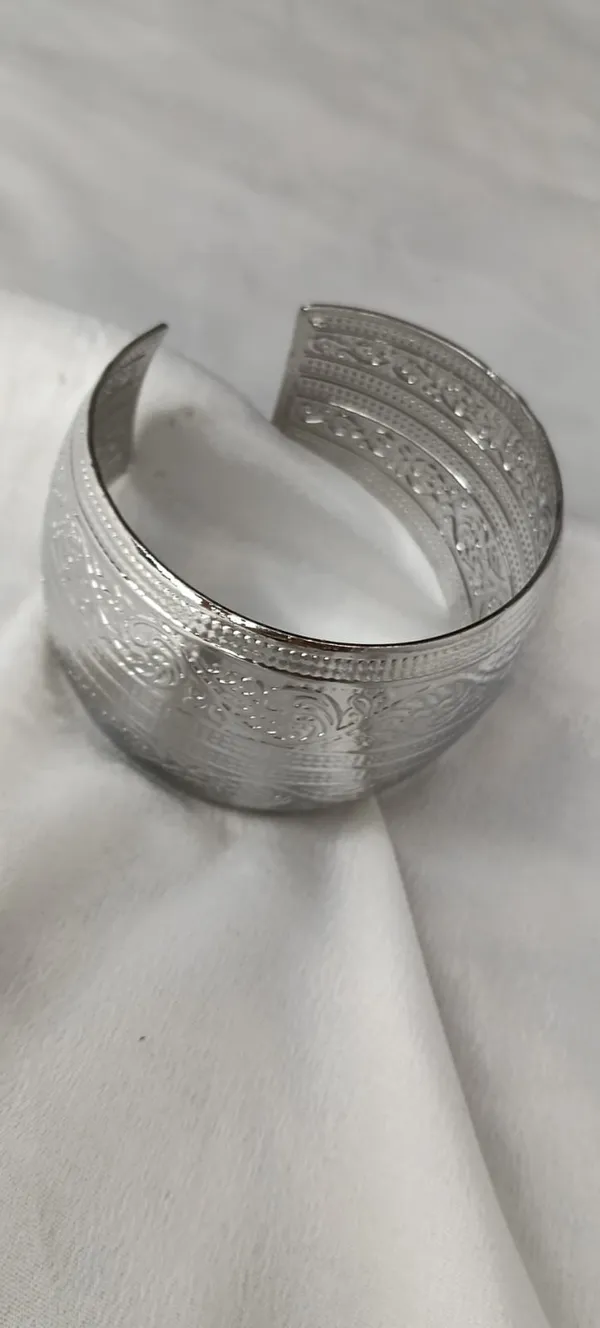 Silver_Regal_Cuff_[Variable-1]