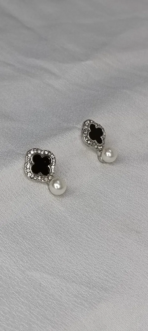 Midnight_Clover_Pearl_Studs_[Variable-1]