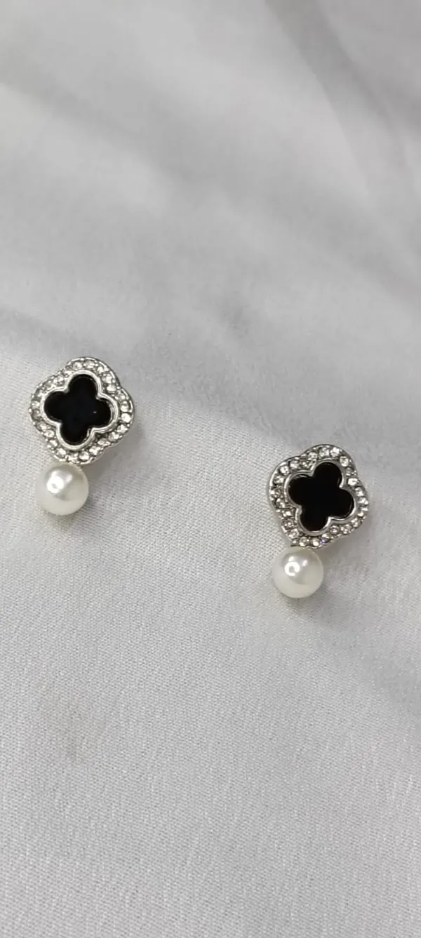 Midnight_Clover_Pearl_Studs_[Variable-1]