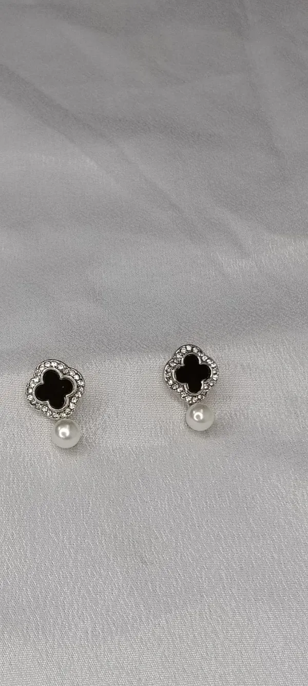 Midnight_Clover_Pearl_Studs_[Variable-1]