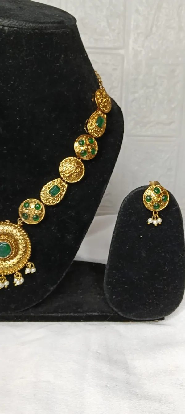 Kashmiri_Emerald_Zoon_Necklace_Set_[Variable-1]