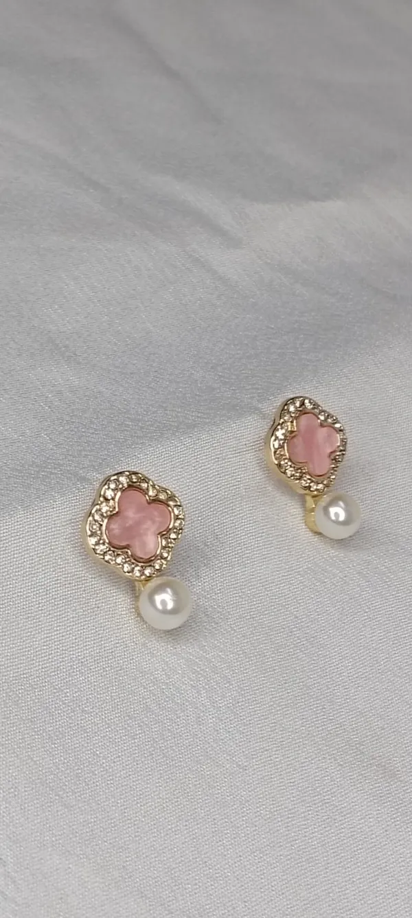 Midnight_Clover_Pearl_Studs_[Variable-2]