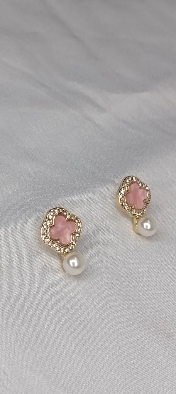 Midnight_Clover_Pearl_Studs_[Variable-2]